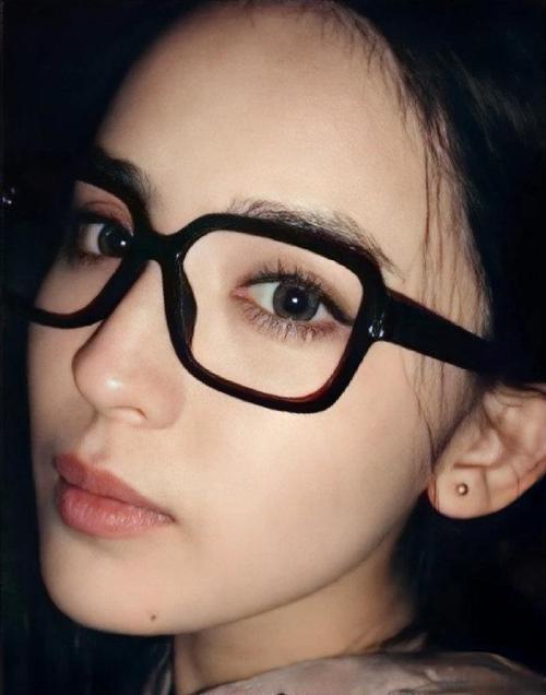 Lộ ảnh năm 16 tuổi của mỹ nhân Tân Cương đẹp nhất Cbiz, hàng triệu netizen tranh cãi: "Vẻ đẹp này có thật không?" - Ảnh 3. Lộ ảnh năm 16 tuổi của mỹ nhân Tân Cương đẹp nhất Cbiz, hàng triệu netizen tranh cãi: "Vẻ đẹp này có thật không?" - Ảnh 3.