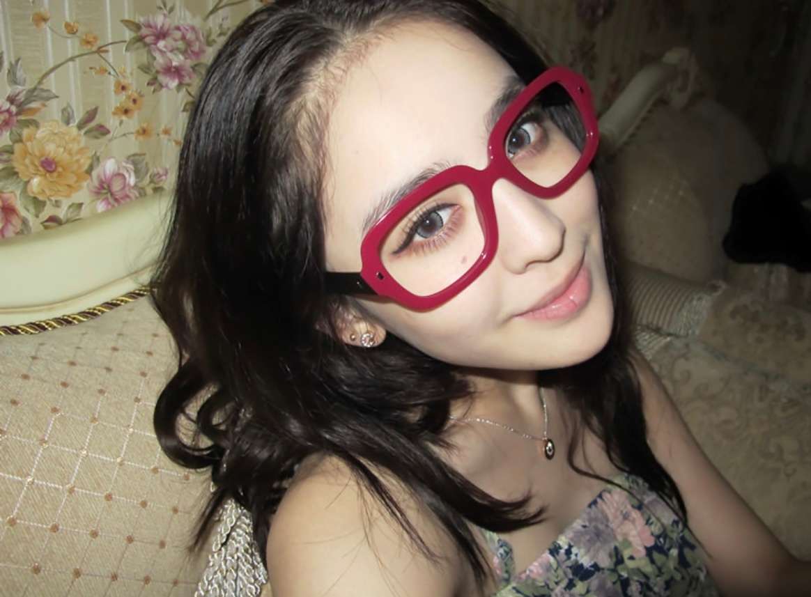 Lộ ảnh năm 16 tuổi của mỹ nhân Tân Cương đẹp nhất Cbiz, hàng triệu netizen tranh cãi: "Vẻ đẹp này có thật không?" - Ảnh 4. Lộ ảnh năm 16 tuổi của mỹ nhân Tân Cương đẹp nhất Cbiz, hàng triệu netizen tranh cãi: "Vẻ đẹp này có thật không?" - Ảnh 4.