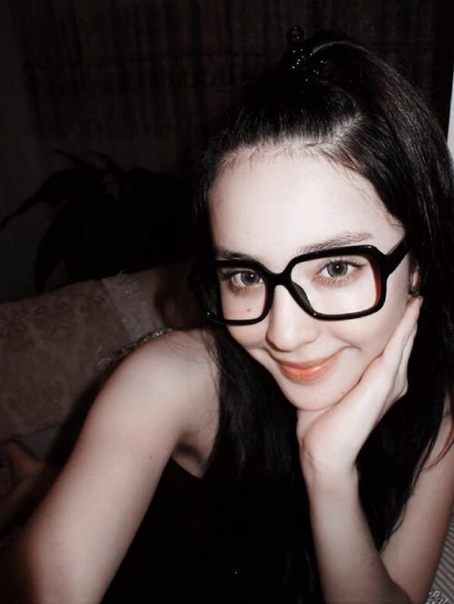 Lộ ảnh năm 16 tuổi của mỹ nhân Tân Cương đẹp nhất Cbiz, hàng triệu netizen tranh cãi: "Vẻ đẹp này có thật không?" - Ảnh 2. Lộ ảnh năm 16 tuổi của mỹ nhân Tân Cương đẹp nhất Cbiz, hàng triệu netizen tranh cãi: "Vẻ đẹp này có thật không?" - Ảnh 2.