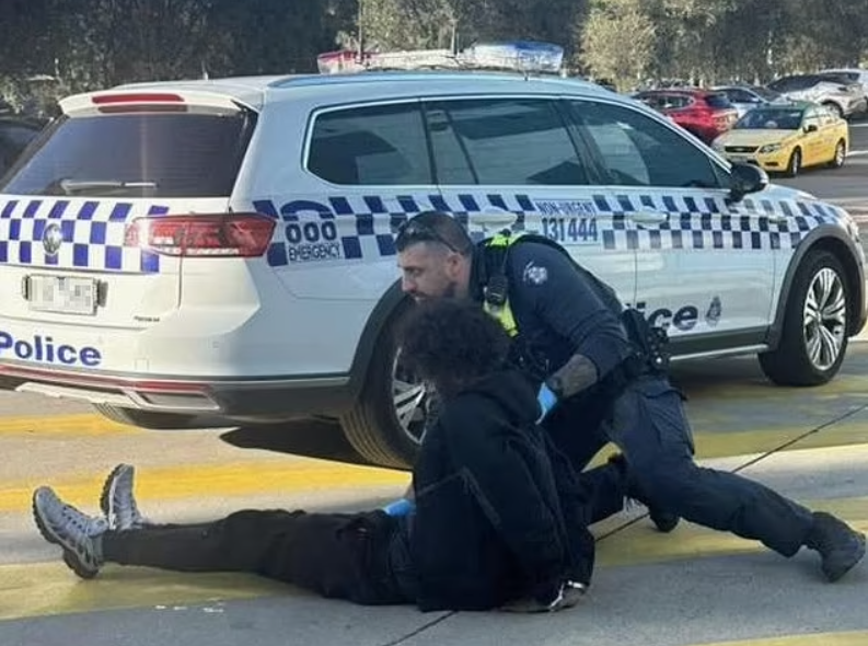 Đâm chém gây hỗn loạn tại trung tâm thương mại Australia - Ảnh 1.