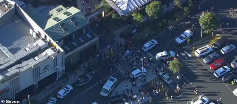 Đâm chém gây hỗn loạn tại trung tâm thương mại Australia - Ảnh 2.