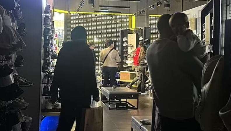 Đâm chém gây hỗn loạn tại trung tâm thương mại Australia - Ảnh 3.