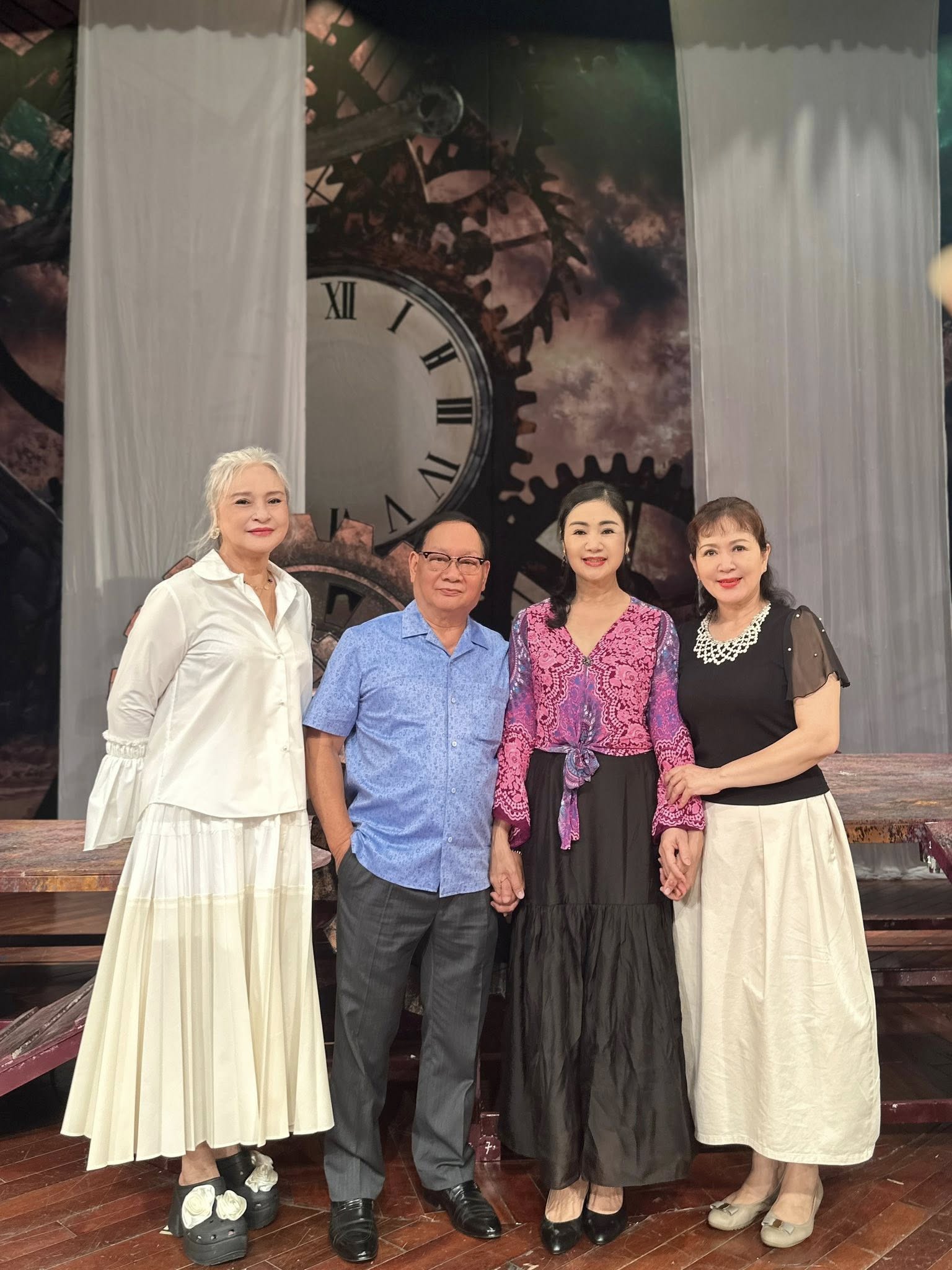 Diễn vi&ecirc;n Hương Giang c&ocirc;ng khai đ&atilde; kết h&ocirc;n, Ba Sịa của Mẹ biển đ&oacute;n tin vui - Ảnh 3.