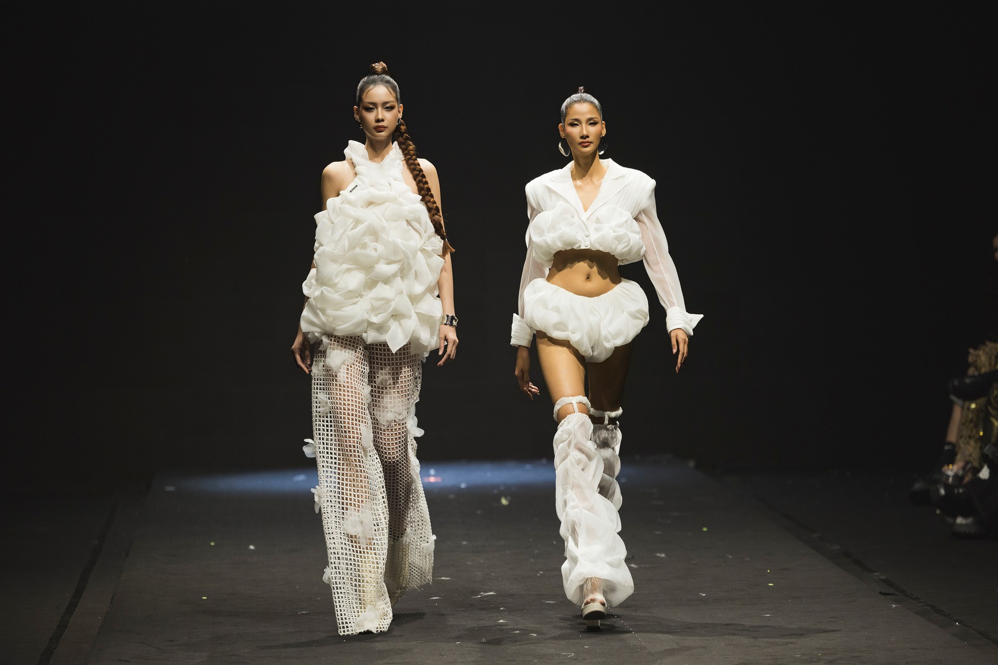 Cảnh tượng gây sốc tại show diễn thời trang, 1 sao nữ bức xúc trước ý thức kém của dàn khách mời ngồi hàng A- Ảnh 3.