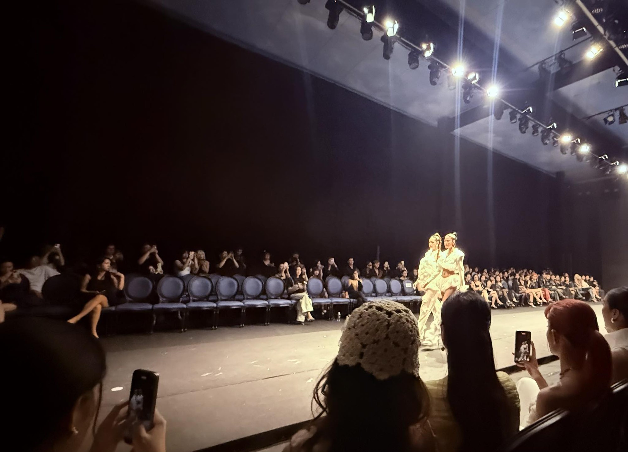 Cảnh tượng gây sốc tại show diễn thời trang, 1 sao nữ bức xúc trước ý thức kém của dàn khách mời ngồi hàng A- Ảnh 1.