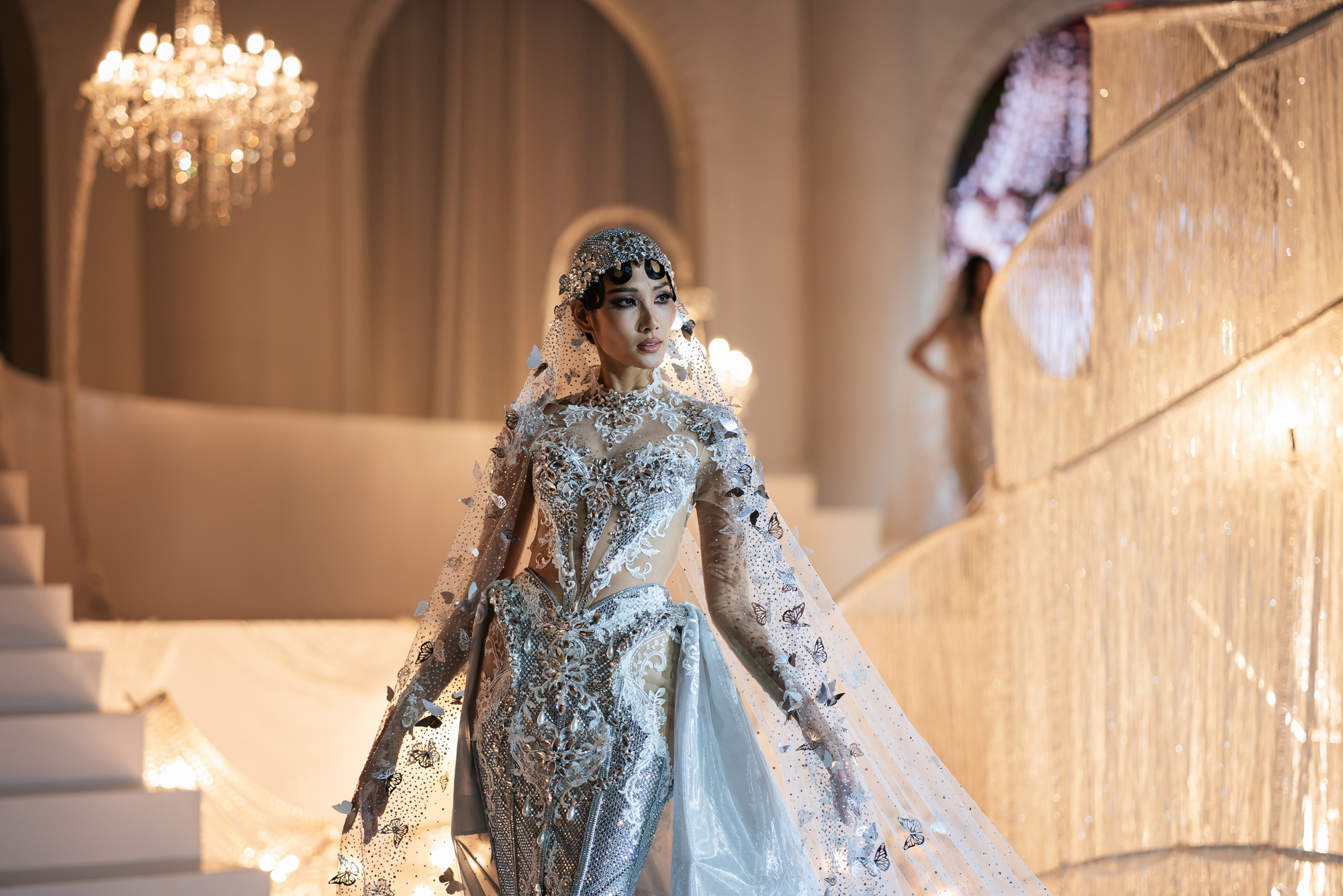 Dàn hoa á hậu diện váy của Chung Thanh Phong: Hoàng Thùy như nữ thần, Ngọc Châu quá gợi cảm- Ảnh 4.