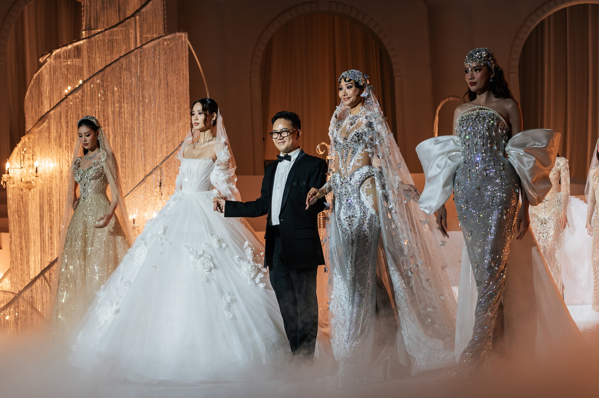 Dàn hoa á hậu diện váy của Chung Thanh Phong: Hoàng Thùy như nữ thần, Ngọc Châu quá gợi cảm- Ảnh 1.