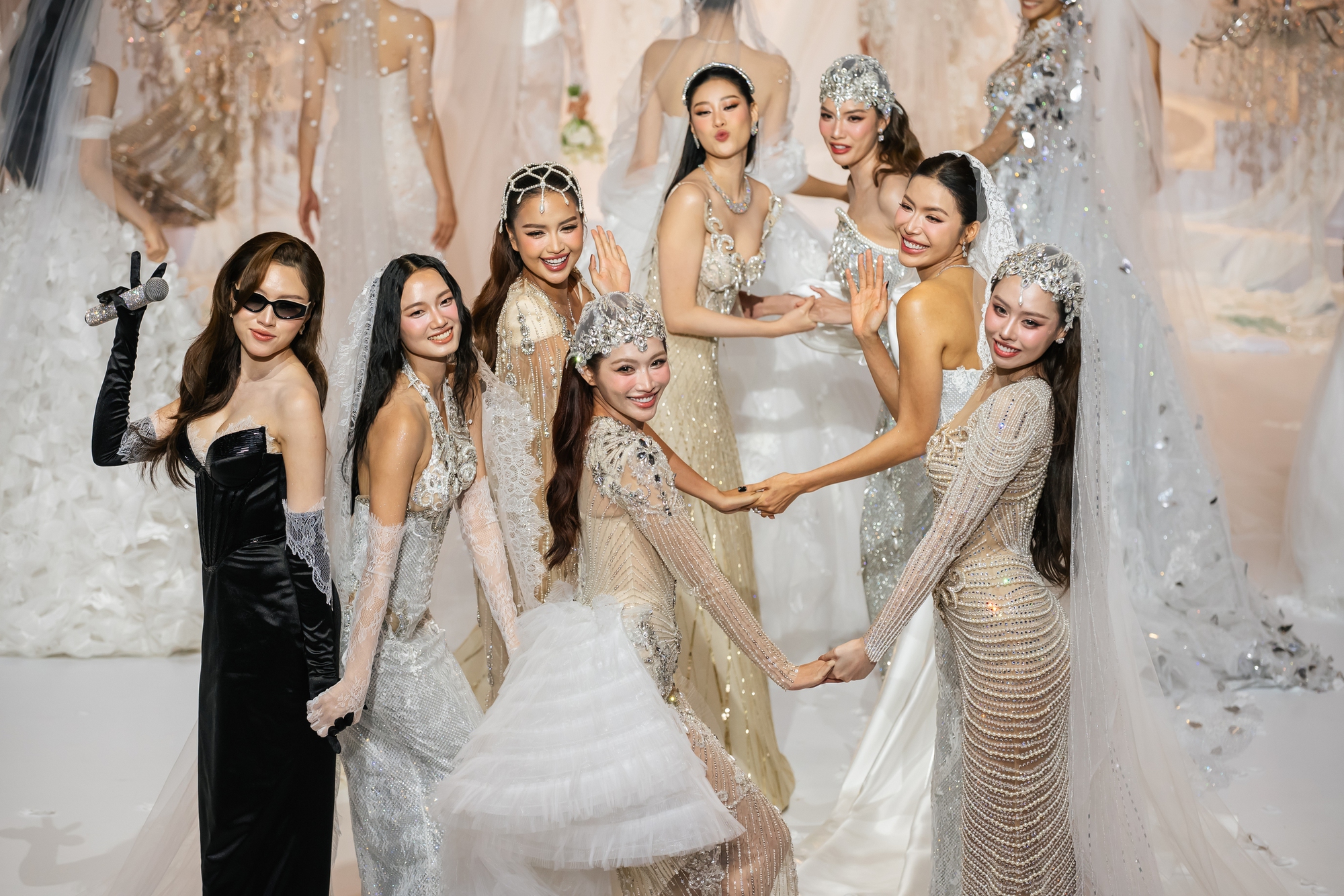 Dàn hoa á hậu diện váy của Chung Thanh Phong: Hoàng Thùy như nữ thần, Ngọc Châu quá gợi cảm- Ảnh 8.