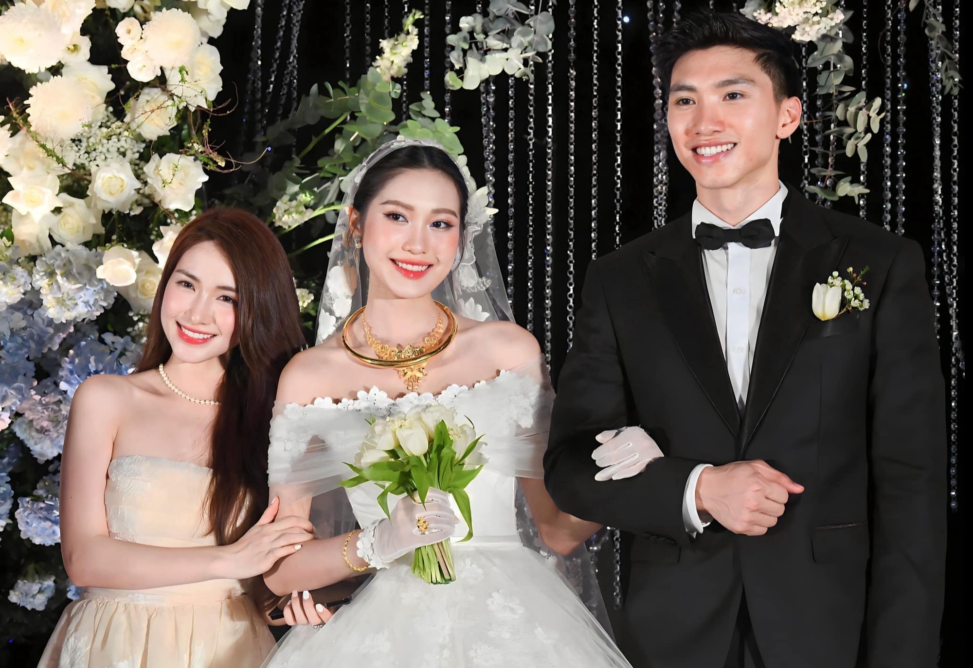 Ngoài Văn Toàn, Hoà Minzy còn đặc biệt thân thiết với cầu thủ nổi tiếng này, mượn tiền tỷ vẫn ngon ơ- Ảnh 2.