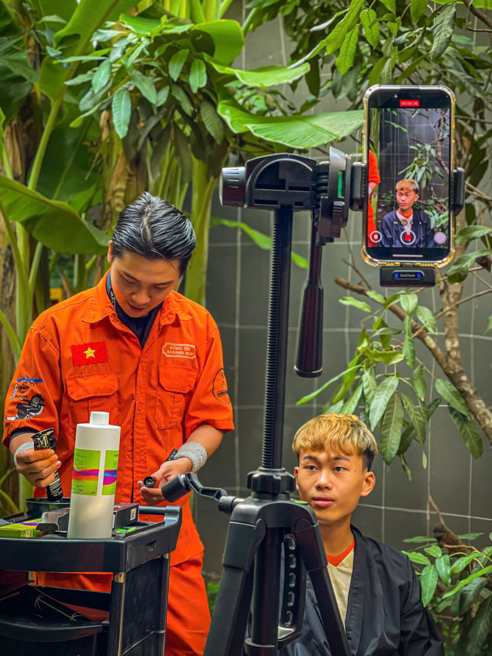Chi hàng trăm triệu phủ xanh, chuỗi tiệm cắt tóc khiến khách choáng ngợp khi bước vào, tưởng sai địa chỉ- Ảnh 3. Chi hàng trăm triệu phủ xanh, chuỗi tiệm cắt tóc khiến khách choáng ngợp khi bước vào, tưởng sai địa chỉ- Ảnh 3.