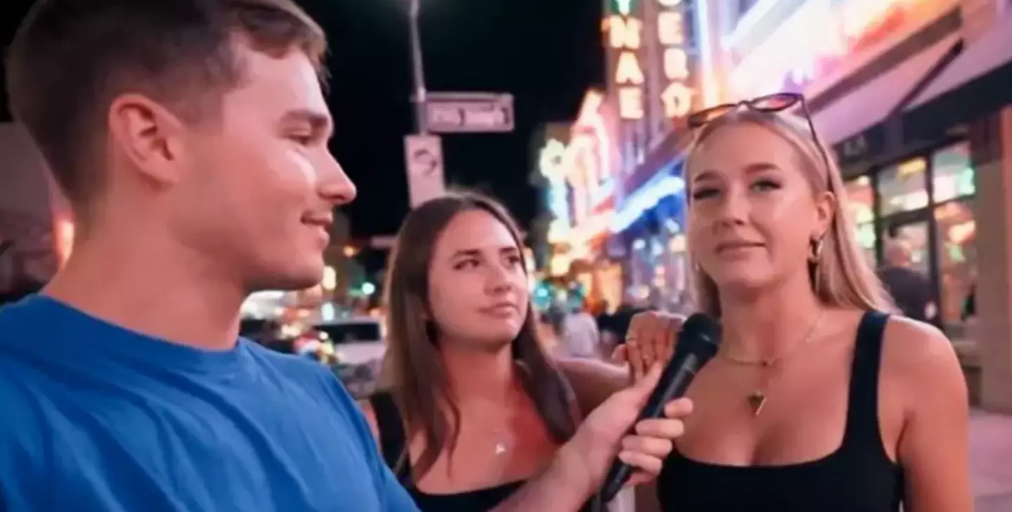 Cuộc phỏng vấn 2 cô gái trẻ trên đường phố này đang khiến cả thế giới rùng mình với lý do chắc chắn không như bạn nghĩ- Ảnh 1.