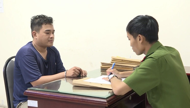 Công an TP HCM bắt khẩn cấp kẻ chống lệnh CSGT gây xôn xao mạng xã hội - Ảnh 1. Công an TP HCM bắt khẩn cấp kẻ chống lệnh CSGT gây xôn xao mạng xã hội - Ảnh 1.