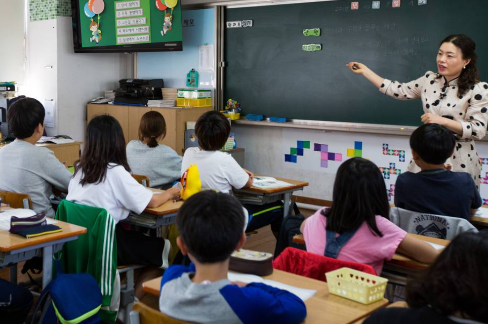 Câu trả lời sắc bén của mẹ khiến cô giáo xấu hổ trong buổi họp phụ huynh - Ảnh 1.