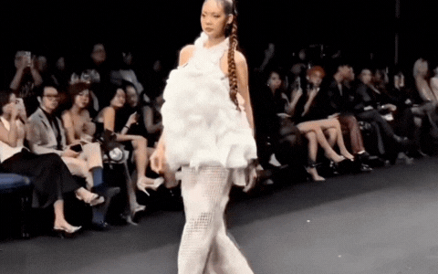 Cảnh tượng gây sốc tại show diễn thời trang, 1 sao nữ bức xúc trước ý thức kém của dàn khách mời ngồi hàng A- Ảnh 2.