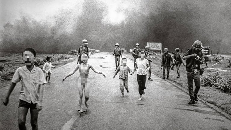"Em bé Napalm" Kim Phúc nói gì về vụ Nick Út bị ngừng ghi nhận là tác giả bức ảnh "Em bé Napalm" - Ảnh 1.