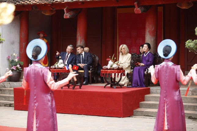 Tổng thống Pháp Macron thực hiện nghi lễ đánh trống Sấm tại Văn Miếu - Quốc Tử Giám - Ảnh 6.