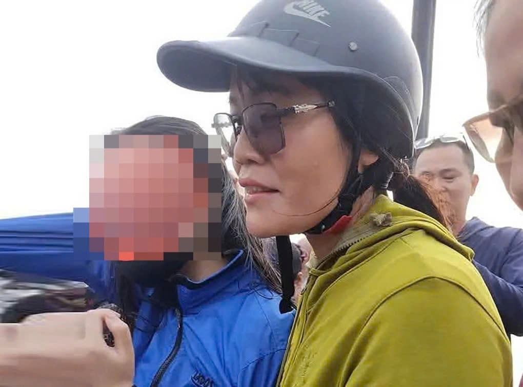 Nữ gi&aacute;o vi&ecirc;n dũng cảm nhảy xuống s&ocirc;ng cứu nữ sinh nhảy cầu - Ảnh 1.