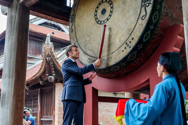 Tổng thống Pháp Macron thực hiện nghi lễ đánh trống Sấm tại Văn Miếu - Quốc Tử Giám - Ảnh 8.
