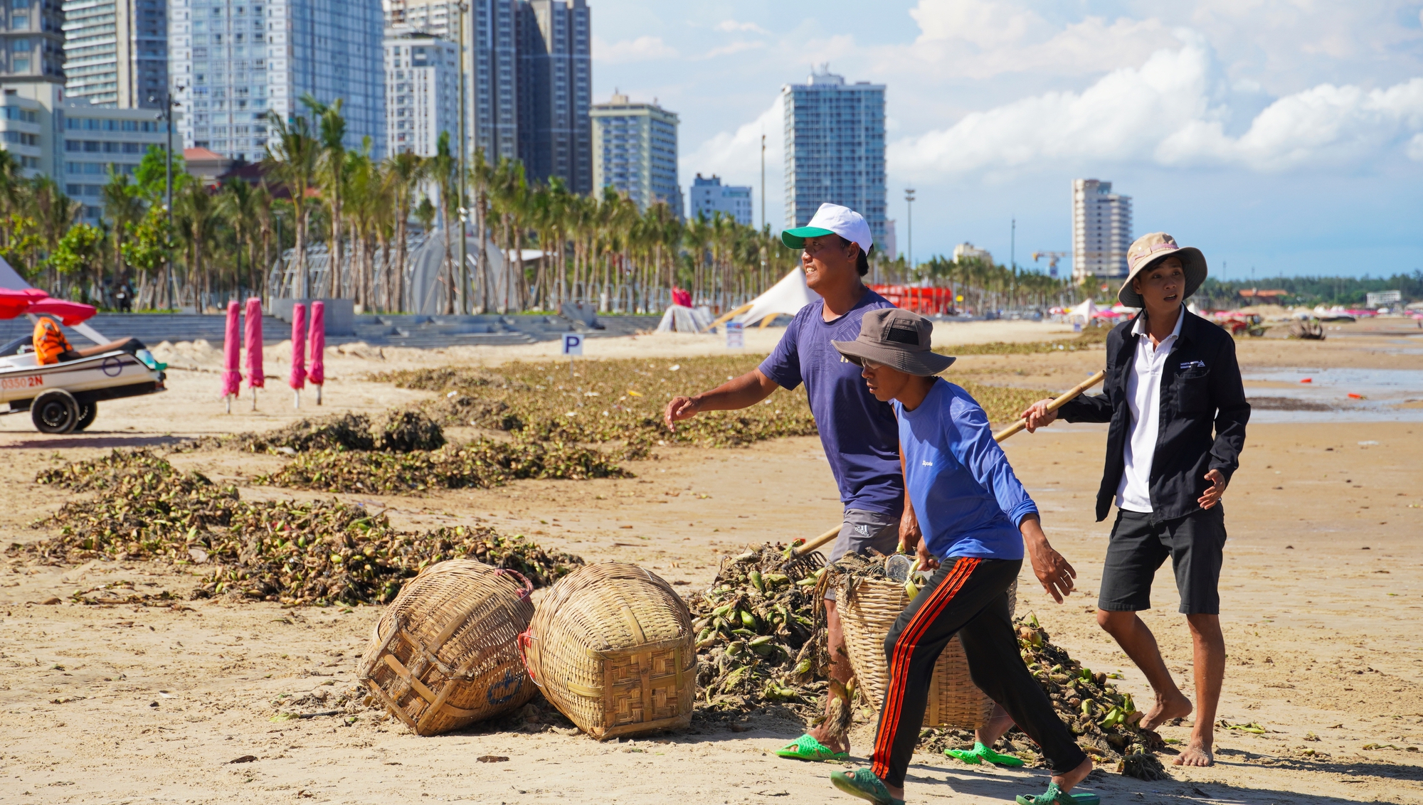R&aacute;c đại dương "tấn c&ocirc;ng" biển B&atilde;i Sau, TP Vũng T&agrave;u - Ảnh 8.