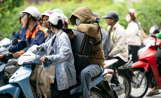 Không khí lạnh bất ngờ ảnh hưởng đến Hà Nội giữa tháng 5 khiến Dân tình ngơ ngác - Ảnh 13. Không khí lạnh bất ngờ ảnh hưởng đến Hà Nội giữa tháng 5 khiến Dân tình ngơ ngác - Ảnh 13.