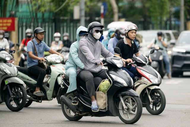 Không khí lạnh bất ngờ ảnh hưởng đến Hà Nội giữa tháng 5 khiến Dân tình ngơ ngác - Ảnh 15. Không khí lạnh bất ngờ ảnh hưởng đến Hà Nội giữa tháng 5 khiến Dân tình ngơ ngác - Ảnh 15.