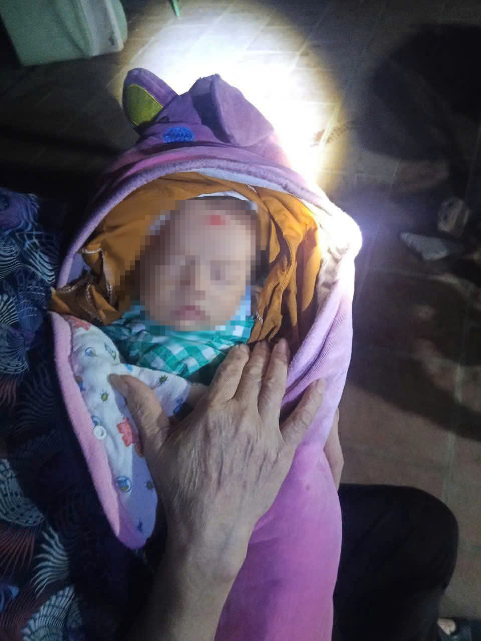 Bé trai nặng 3 , 4 kg bị bỏ rơi tại chợ Già , Chính quyền tìm kiếm người thân - Ảnh 1. Bé trai nặng 3 , 4 kg bị bỏ rơi tại chợ Già , Chính quyền tìm kiếm người thân - Ảnh 1.