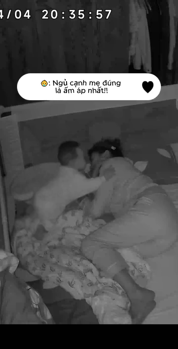 Em bé tỉnh dậy trong bóng tối, bất ngờ ngồi dậy làm một việc khiến ai cũng xúc động rưng rưng- Ảnh 1. Em bé tỉnh dậy trong bóng tối, bất ngờ ngồi dậy làm một việc khiến ai cũng xúc động rưng rưng- Ảnh 1.