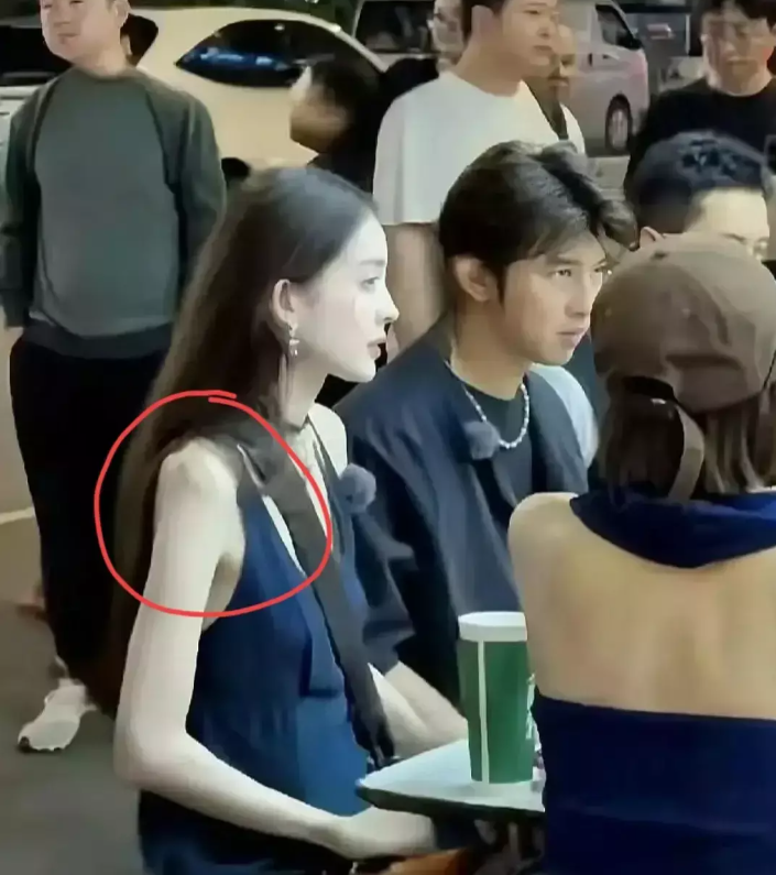 Lộ ảnh năm 16 tuổi của mỹ nhân Tân Cương đẹp nhất Cbiz, hàng triệu netizen tranh cãi: "Vẻ đẹp này có thật không?" - Ảnh 13. Lộ ảnh năm 16 tuổi của mỹ nhân Tân Cương đẹp nhất Cbiz, hàng triệu netizen tranh cãi: "Vẻ đẹp này có thật không?" - Ảnh 13.