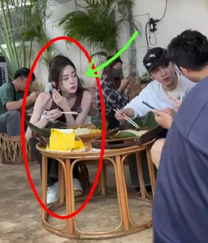 Lộ ảnh năm 16 tuổi của mỹ nhân Tân Cương đẹp nhất Cbiz, hàng triệu netizen tranh cãi: "Vẻ đẹp này có thật không?" - Ảnh 12. Lộ ảnh năm 16 tuổi của mỹ nhân Tân Cương đẹp nhất Cbiz, hàng triệu netizen tranh cãi: "Vẻ đẹp này có thật không?" - Ảnh 12.