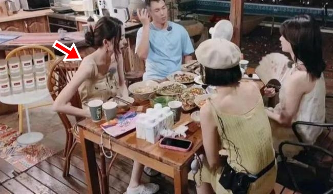 Lộ ảnh năm 16 tuổi của mỹ nhân Tân Cương đẹp nhất Cbiz, hàng triệu netizen tranh cãi: "Vẻ đẹp này có thật không?" - Ảnh 11. Lộ ảnh năm 16 tuổi của mỹ nhân Tân Cương đẹp nhất Cbiz, hàng triệu netizen tranh cãi: "Vẻ đẹp này có thật không?" - Ảnh 11.