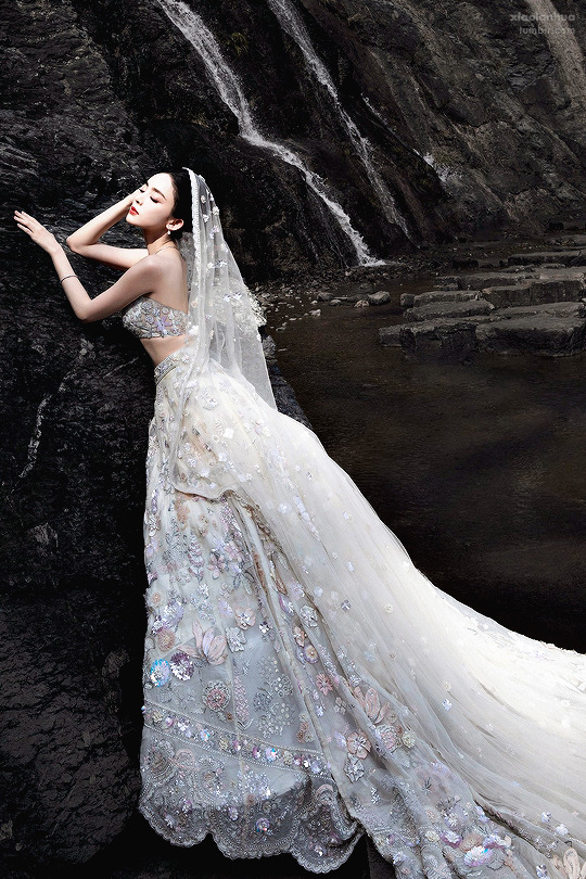 Lộ ảnh năm 16 tuổi của mỹ nhân Tân Cương đẹp nhất Cbiz, hàng triệu netizen tranh cãi: "Vẻ đẹp này có thật không?" - Ảnh 9. Lộ ảnh năm 16 tuổi của mỹ nhân Tân Cương đẹp nhất Cbiz, hàng triệu netizen tranh cãi: "Vẻ đẹp này có thật không?" - Ảnh 9.