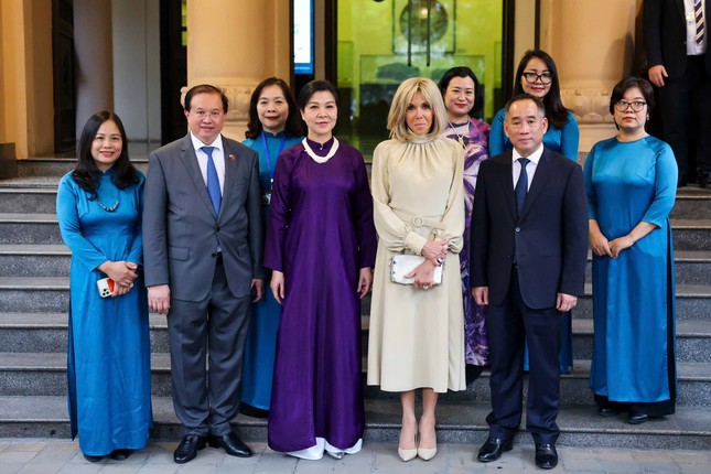 Phu nhân Ngô Phương Ly và Brigitte Macron thăm Bảo tàng Mỹ thuật Việt Nam - Ảnh 9.
