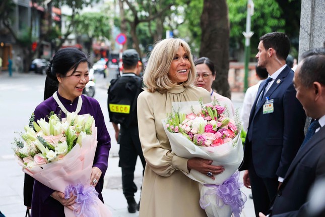 Phu nhân Ngô Phương Ly và Brigitte Macron thăm Bảo tàng Mỹ thuật Việt Nam - Ảnh 2.