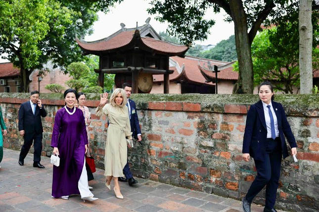 Phu nhân Ngô Phương Ly và Brigitte Macron thăm Bảo tàng Mỹ thuật Việt Nam - Ảnh 10.