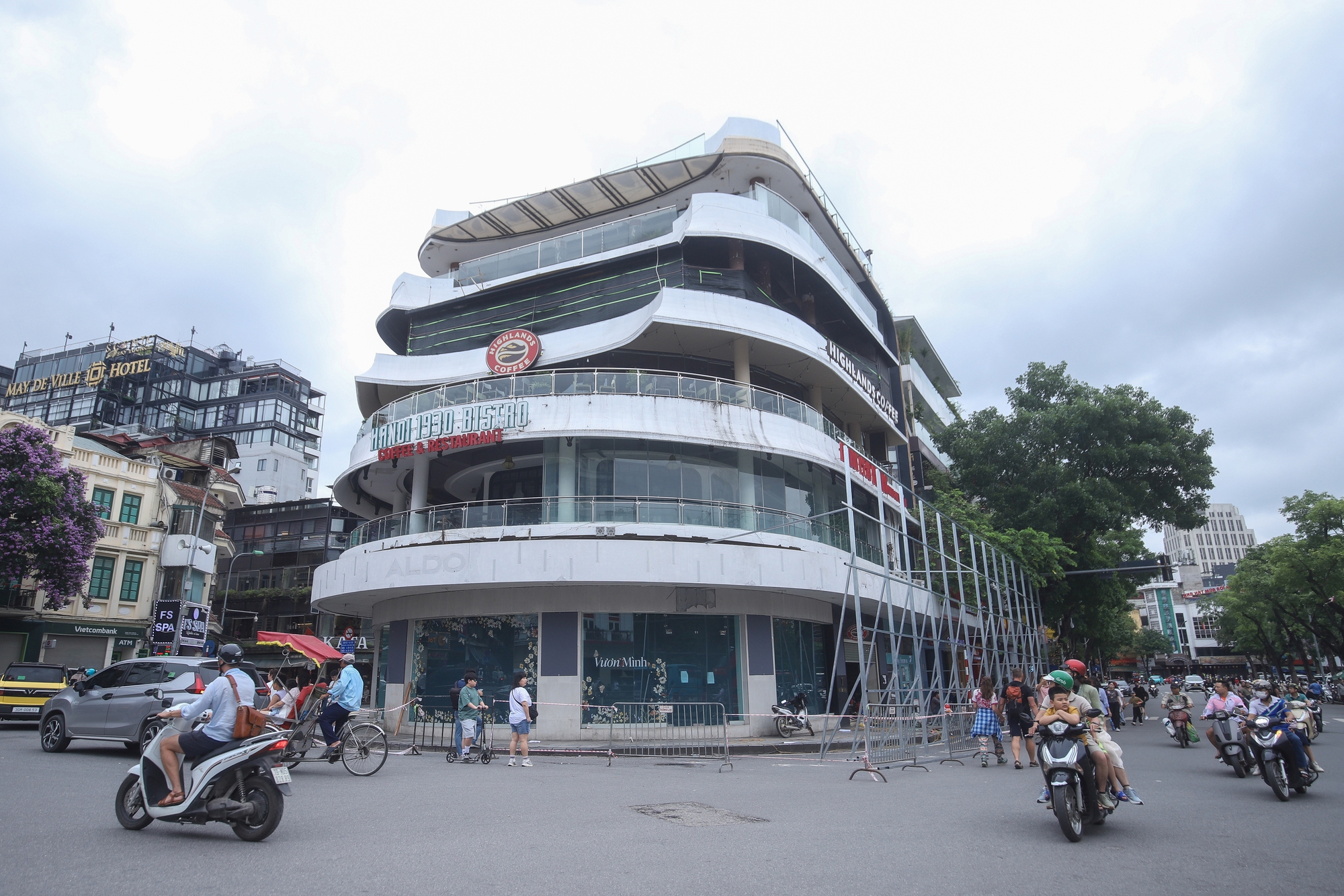 Phá dỡ tòa nhà hàm cá mập tại Hà Nội để cải tạo quảng trường Đông Kinh Nghĩa Thục - Ảnh 1.
