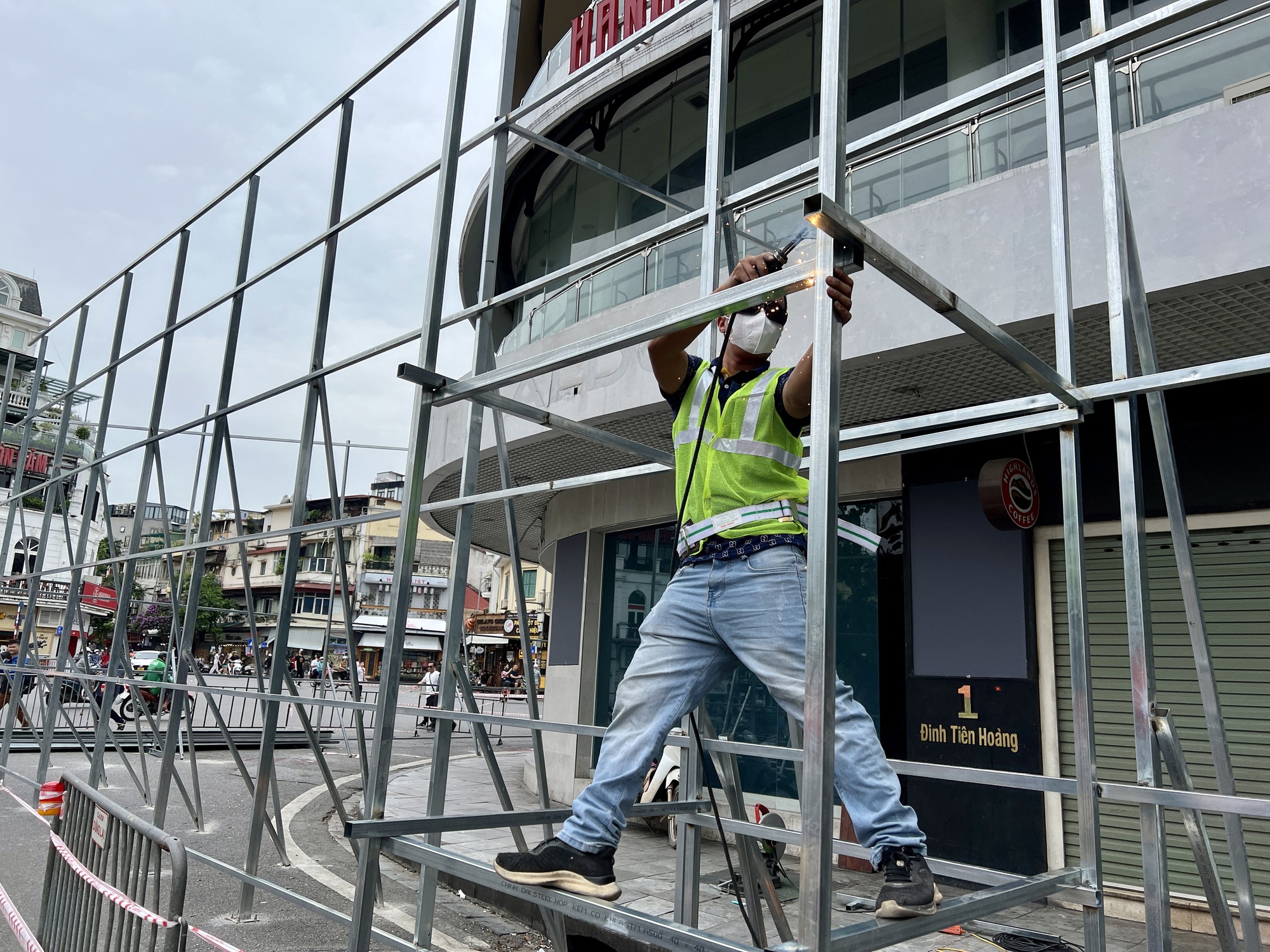 Phá dỡ tòa nhà hàm cá mập tại Hà Nội để cải tạo quảng trường Đông Kinh Nghĩa Thục - Ảnh 3.