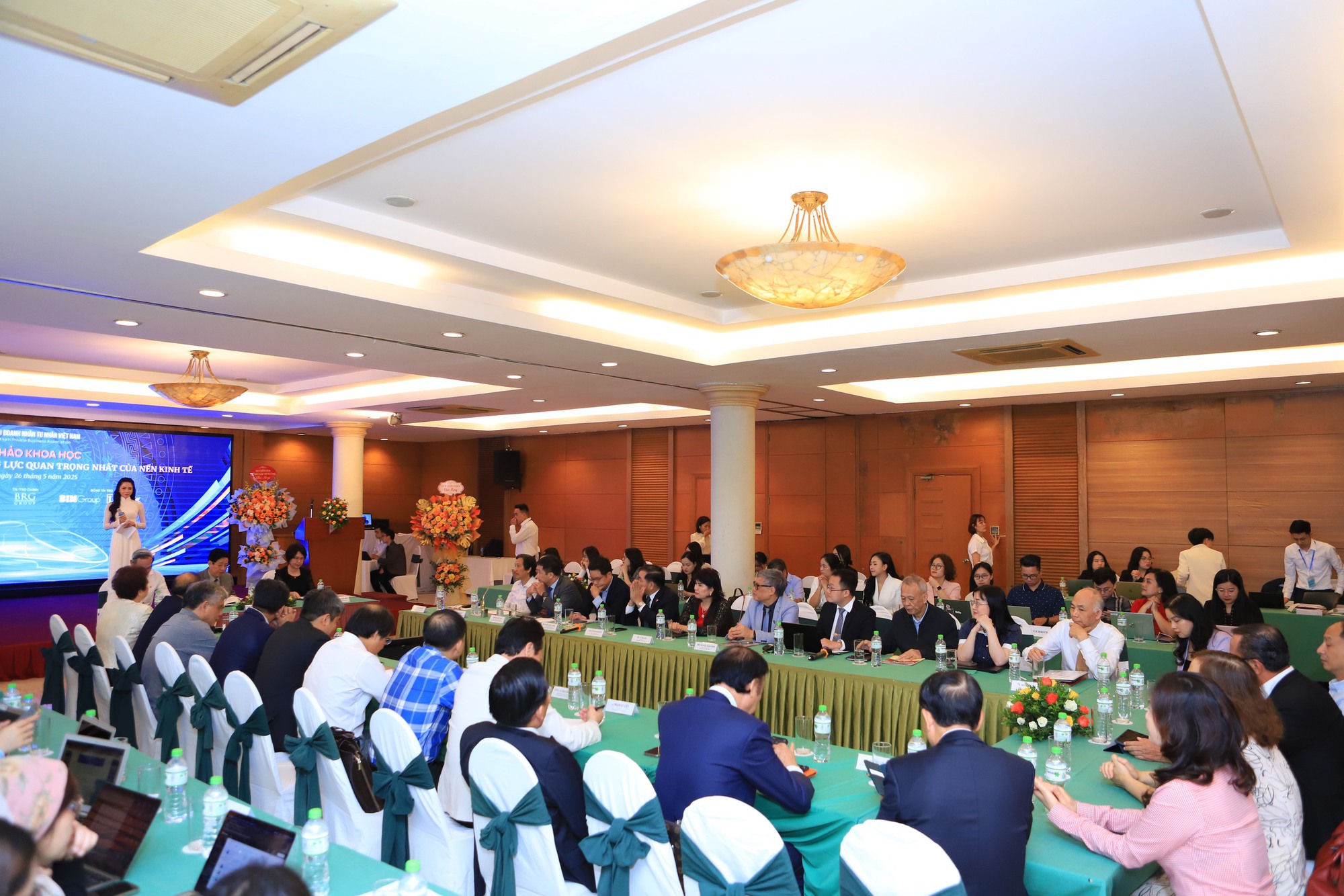 TS L&ecirc; Xu&acirc;n Nghĩa: Tại sao nhập khẩu v&agrave;ng th&igrave; sợ chảy m&aacute;u ngoại tệ, trong khi nhập cigar, rượu ngoại th&igrave; kh&ocirc;ng thấy ai n&oacute;i? - Ảnh 2.