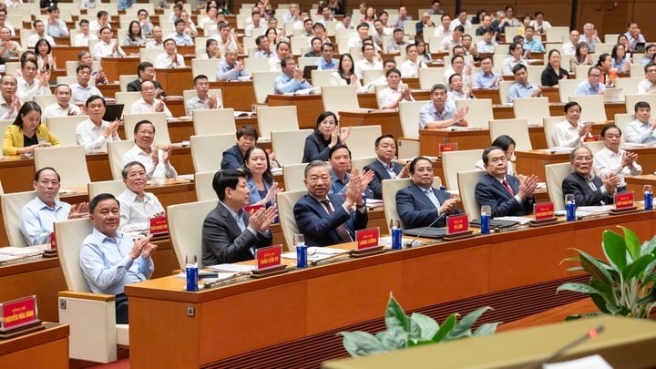 Bộ Ch&iacute;nh trị y&ecirc;u cầu s&aacute;p nhập tỉnh trước 15 / 8 v&agrave; cấm can thiệp sắp xếp nh&acirc;n sự - Ảnh 1.