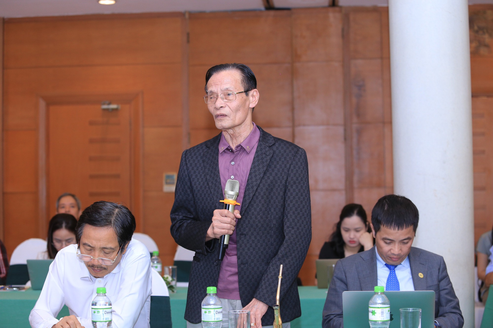 TS L&ecirc; Xu&acirc;n Nghĩa: Tại sao nhập khẩu v&agrave;ng th&igrave; sợ chảy m&aacute;u ngoại tệ, trong khi nhập cigar, rượu ngoại th&igrave; kh&ocirc;ng thấy ai n&oacute;i? - Ảnh 1.