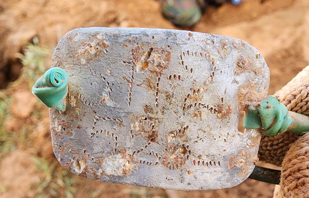 Phát hiện hài cốt liệt sĩ có tên cùng dòng chữ "SH-2-526" - Ảnh 1.