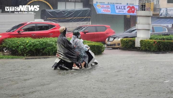 Không khí lạnh tăng cường miền Bắc dưới 19 ° C , miền Trung mưa to - Ảnh 1.