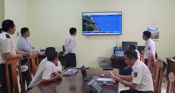 Vụ chìm tàu ở Hà Tĩnh: 9 Thuyền viên được cứu sống , nỗ lực tìm kiếm người còn lại - Ảnh 2.