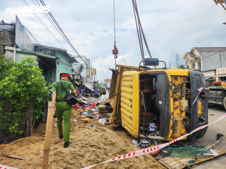 Xe tải chở cát va chạm với 3 xe máy , 5 người thương vong nghiêm trọng - Ảnh 1.