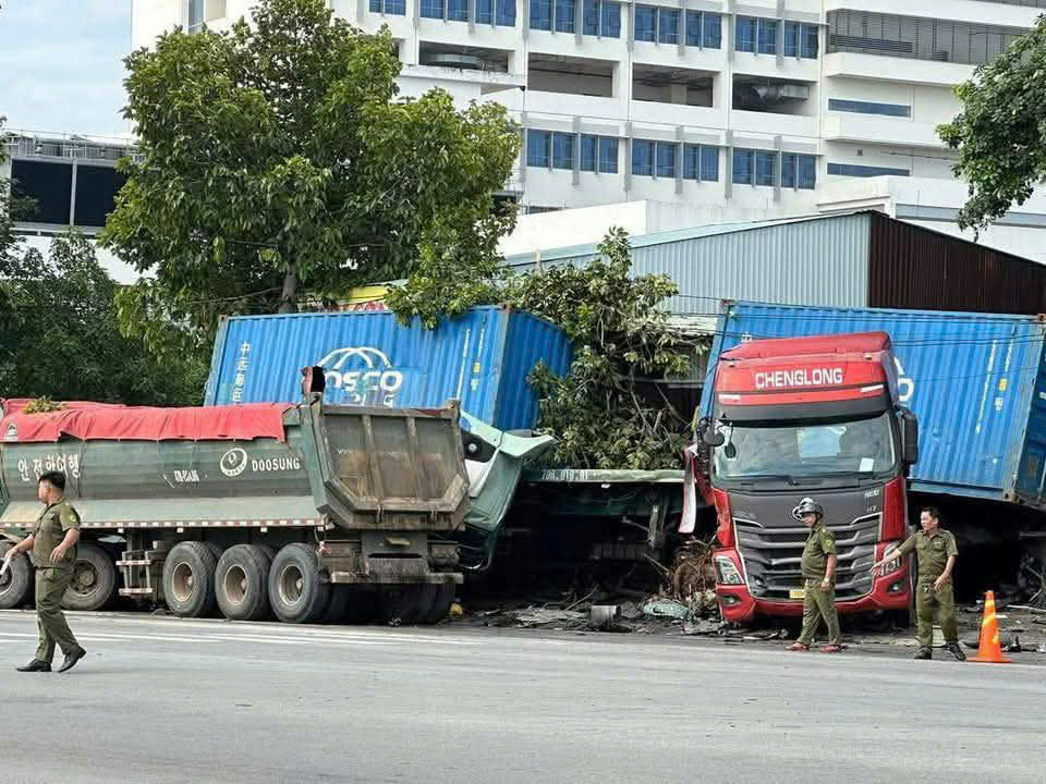 Xe container va chạm xe ben tr&ecirc;n đường Mỹ Phước - T&acirc;n Vạn ở B&igrave;nh Dương - Ảnh 1.