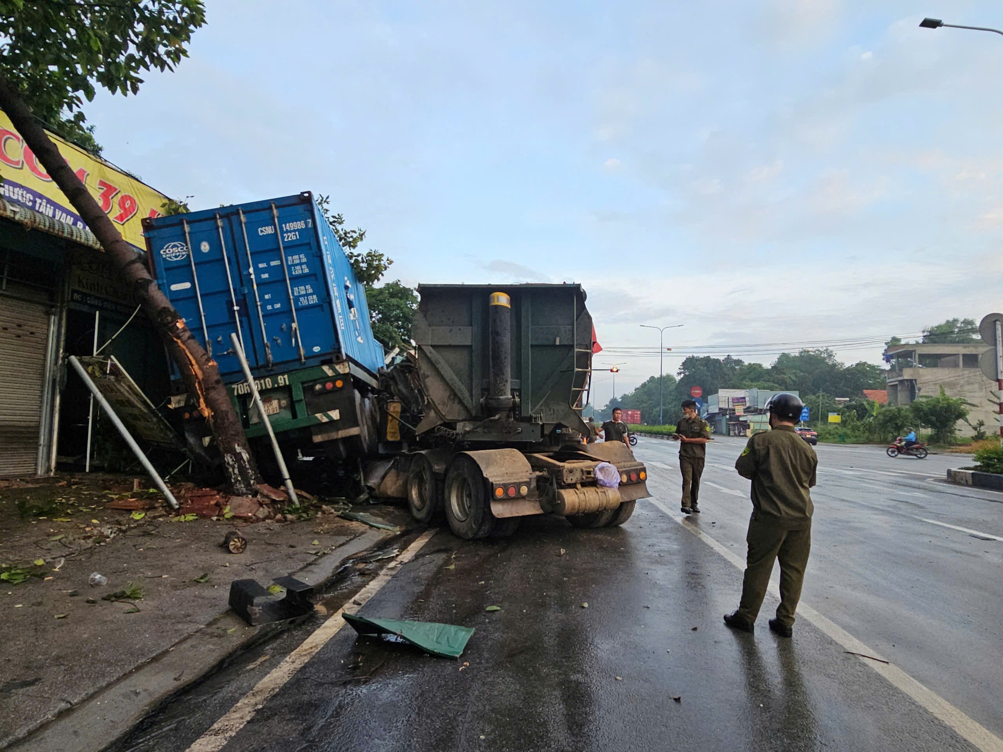 Xe container va chạm xe ben tr&ecirc;n đường Mỹ Phước - T&acirc;n Vạn ở B&igrave;nh Dương - Ảnh 2.