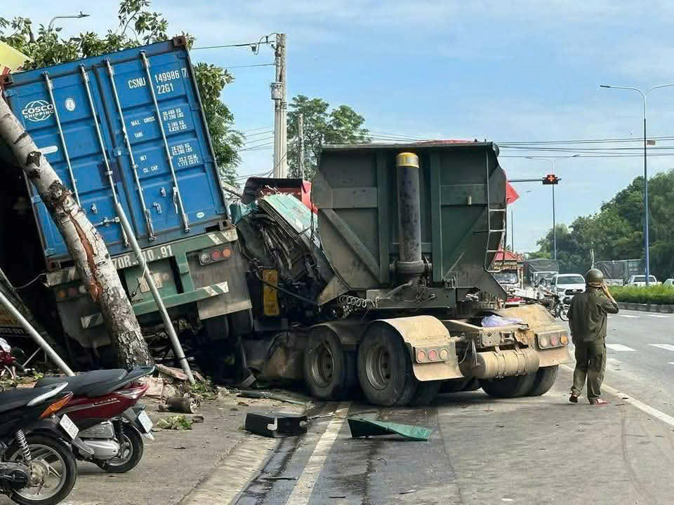 Xe container va chạm xe ben tr&ecirc;n đường Mỹ Phước - T&acirc;n Vạn ở B&igrave;nh Dương - Ảnh 3.