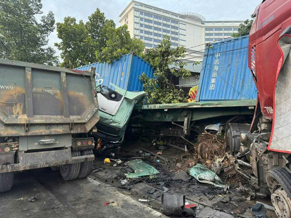 Xe container va chạm xe ben tr&ecirc;n đường Mỹ Phước - T&acirc;n Vạn ở B&igrave;nh Dương - Ảnh 5.