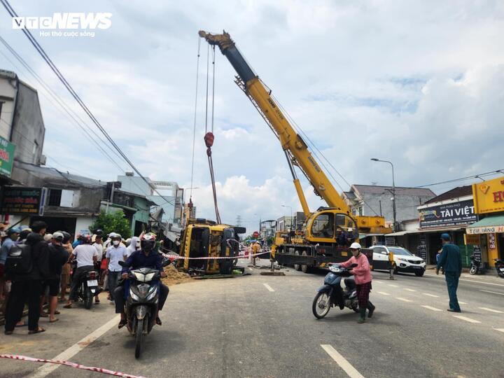 Xe tải chở cát va chạm với 3 xe máy , 5 người thương vong nghiêm trọng - Ảnh 2.