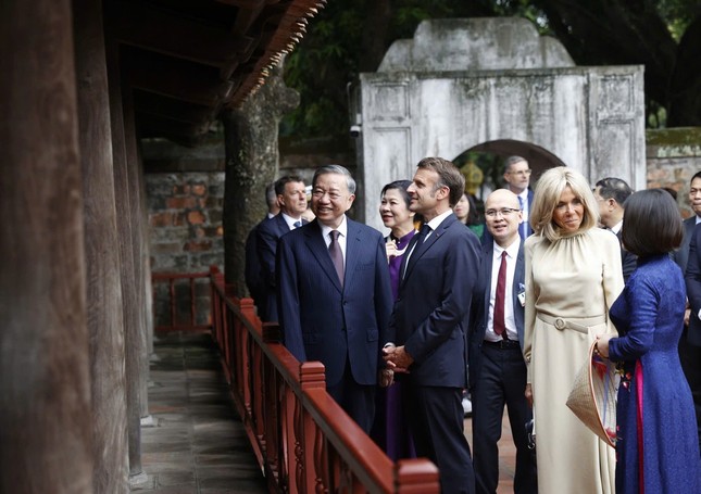 Tổng thống Pháp Macron thực hiện nghi lễ đánh trống Sấm tại Văn Miếu - Quốc Tử Giám - Ảnh 4.