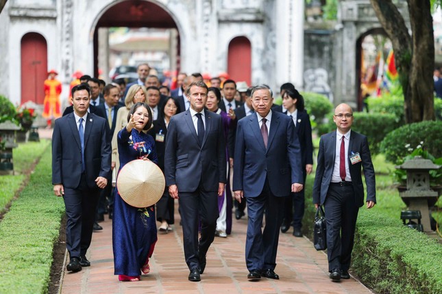 Tổng thống Pháp Macron thực hiện nghi lễ đánh trống Sấm tại Văn Miếu - Quốc Tử Giám - Ảnh 5.